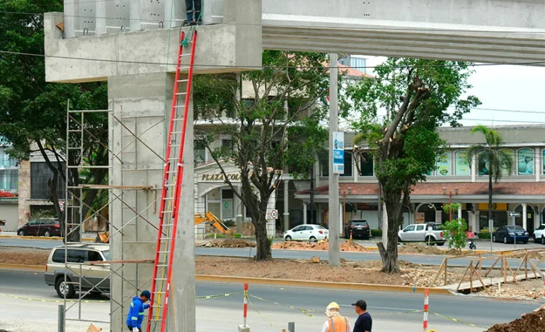 Avance del 52% en la Construcción del Paso Peatonal en Vía a la Costa