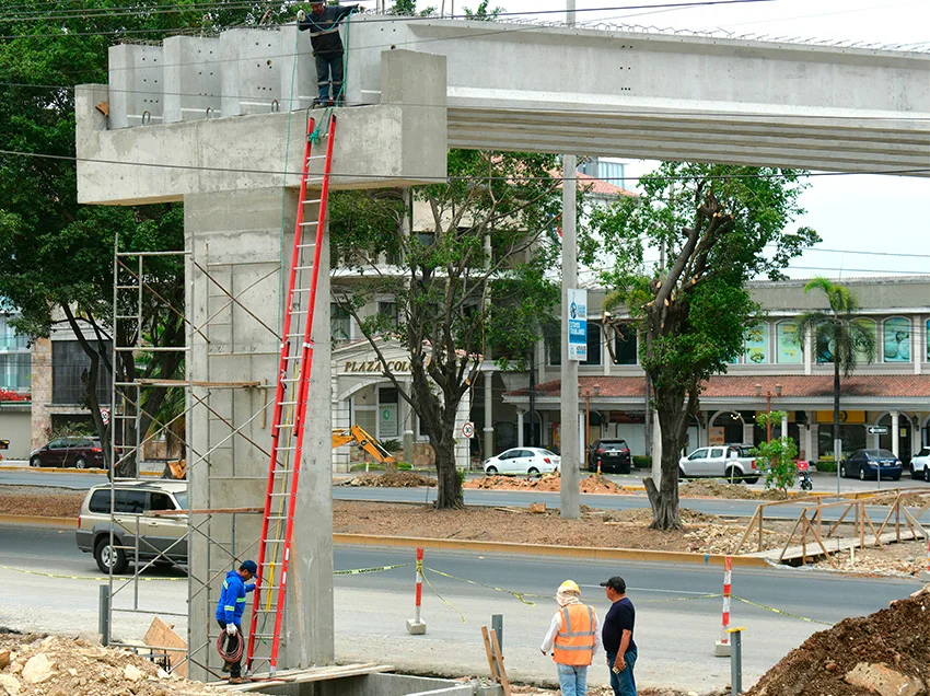 Avance del 52% en la Construcción del Paso Peatonal en Vía a la Costa