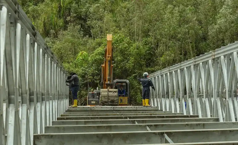 MTOP junto a gobiernos locales realizan armado de puente Bailey en Ulba, cantón Baños