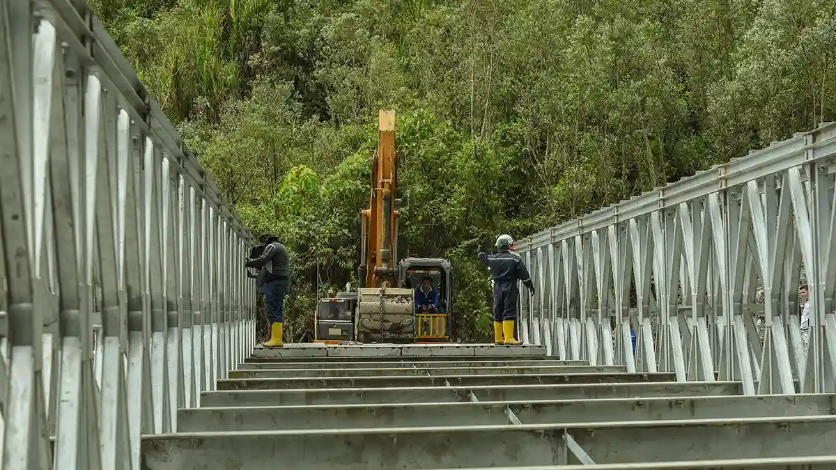 MTOP junto a gobiernos locales realizan armado de puente Bailey en Ulba, cantón Baños