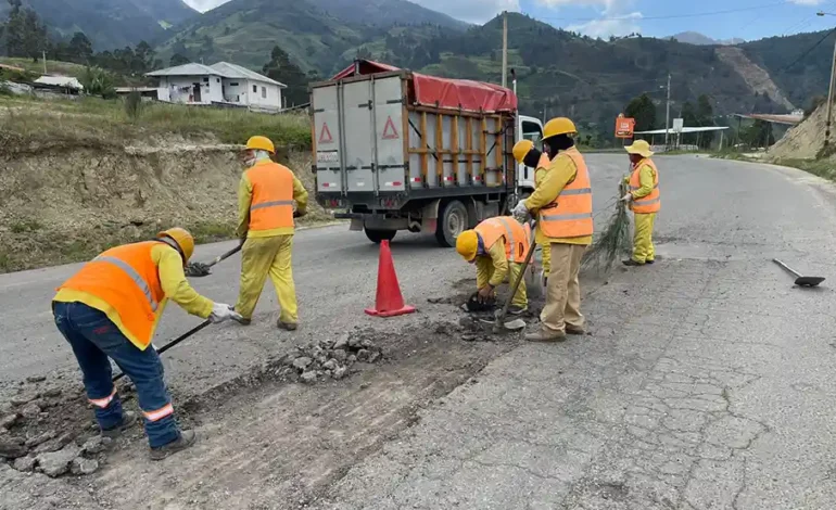 Se realizan trabajos de bacheo en la E35 Loja – Catamayo para mejorar circulación vial