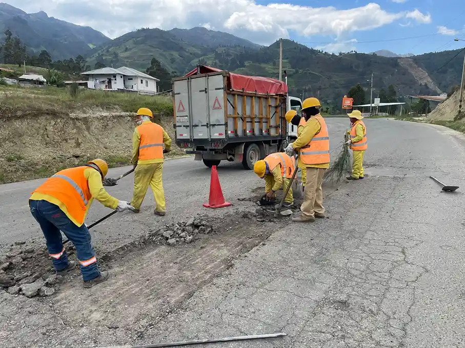 Se realizan trabajos de bacheo en la E35 Loja – Catamayo para mejorar circulación vial