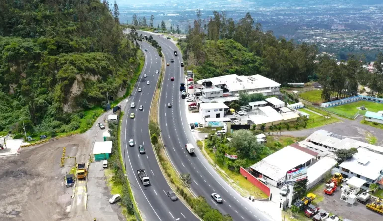 Mantenimiento en la Avenida Simón Bolívar: Preparativos para Mejorar la Movilidad en Quito