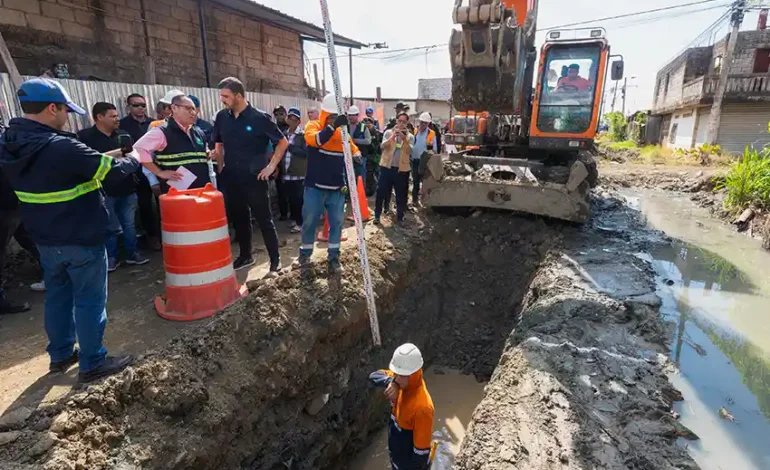 Guayaquil mejora servicios básicos: Alcalde Aquiles Alvarez supervisa obras de alcantarillado en Sergio Toral 1