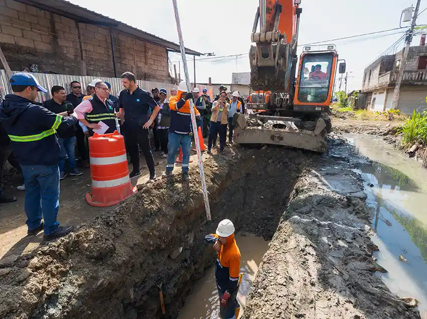 Guayaquil mejora servicios básicos: Alcalde Aquiles Alvarez supervisa obras de alcantarillado en Sergio Toral 1